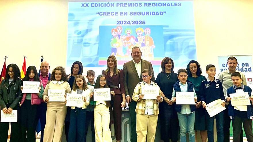 Foto de familia con los diez alumnos premiados en la vigésima edición del concurso ‘Crece en seguridad’.