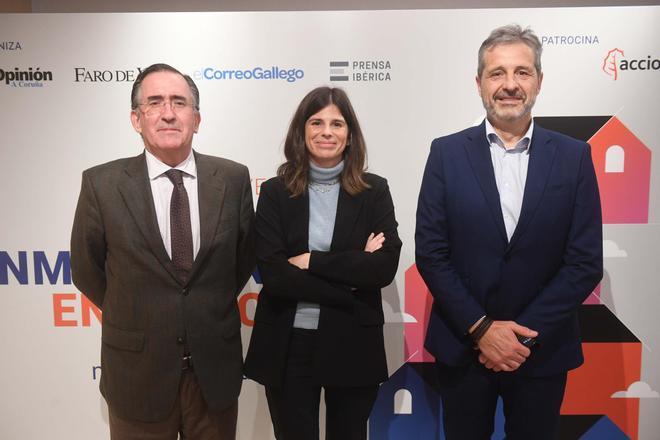Los participantes en el debate, de izquierda a derecha, Juan José Yáñez, secretario general de la Federación de Promotores Inmobiliarios de Galicia; Magdalena Llano, directora comercial de Living en Acciona Living&Culture; y José Antonio López, director de estrategia sectorial en Tinsa by Accumin.