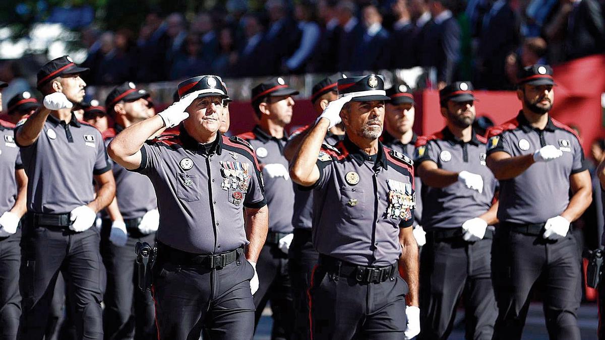 Bomberos, Protección Civil de Canarias, Policía Autonómica y científicos participan este 12 de octubre en el desfile con motivo de la Fiesta Nacional.