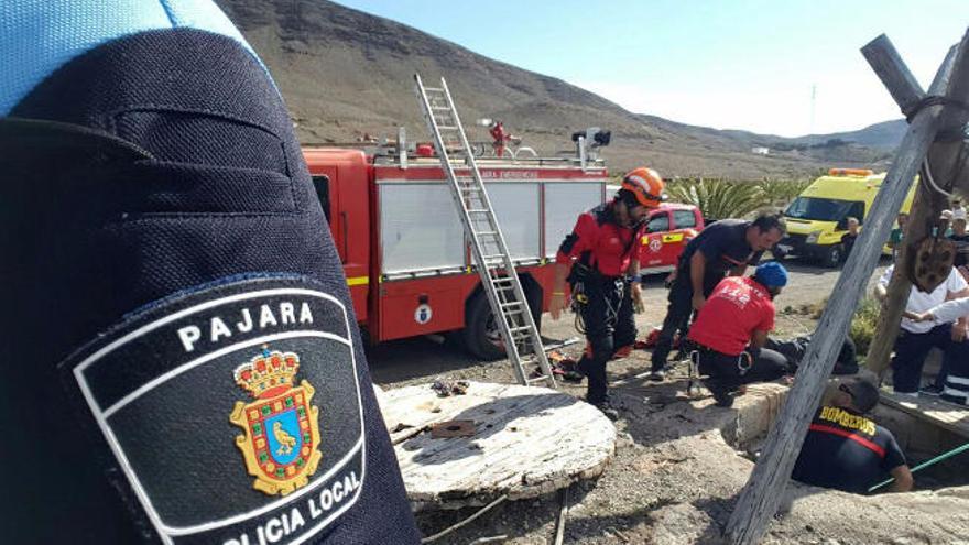 Bomberos de Pájara y rescatadores del GES, ayer, trabajando en el pozo.