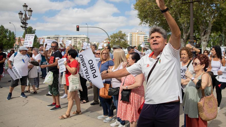 Barrios Hartos lleva su protesta por los cortes de luz a las puertas del Ayuntamiento