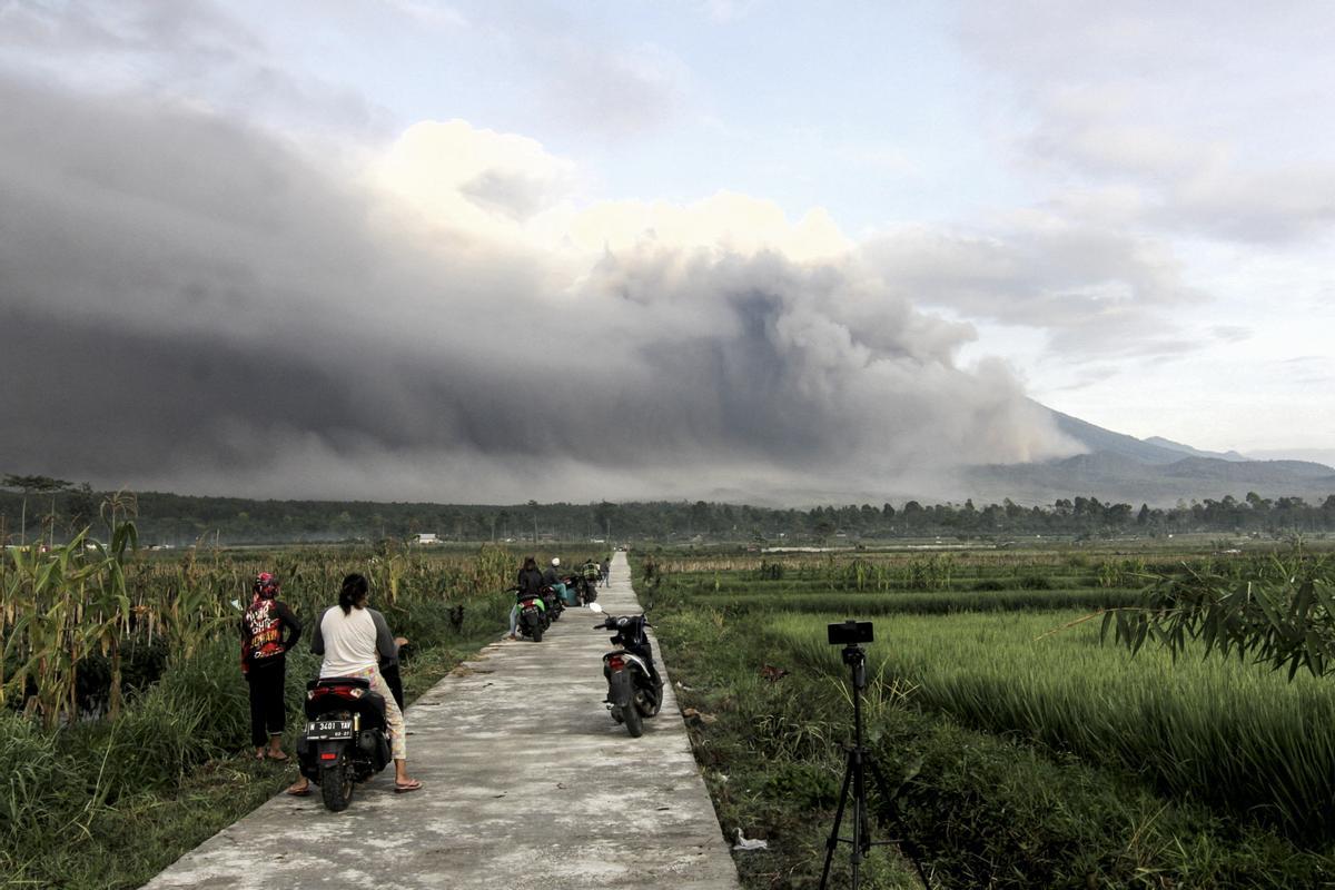 La isla de Java (Indonesia), en alerta por la erupción del volcán Semeru