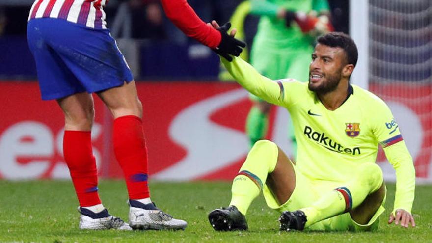 Rafinha es levantado por Griezmann durante el partido en el que se lesionó.