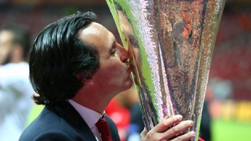 Unai Emery besa el trofeo de la Europa League, que ha ganado tres veces... y busca el póquer con el Villarreal.