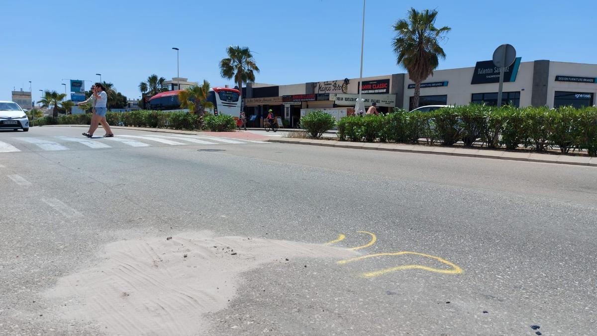 Lugar del accidente de este lunes en la avenida Escorpiones en la zona del término municipal de Torrevieja