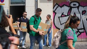 Agentes de la UCO salen de la casa del exministro de Transportes José Luis Ábalos, el 10 de junio de 2025, en Valencia.