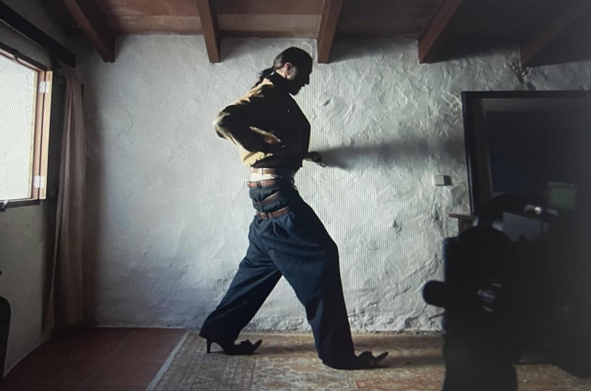 Miguel Hergueta posa y se hace, él mismo, las fotos con la ropa que acaba de ponerse.