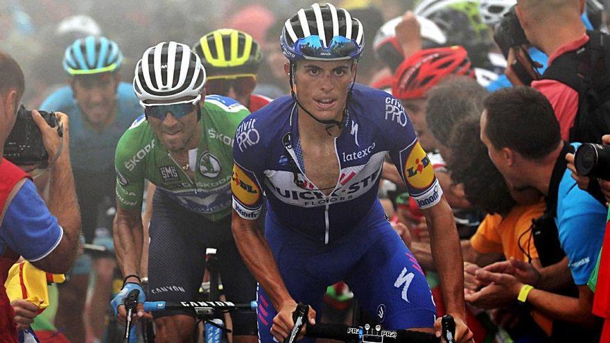 Enric Mas ataca al grupo de los primeros de la general de la Vuelta en la parte final de la escalada al Monte Oiz, seguido por Valverde, Simon Yates y ´Superman´ López.