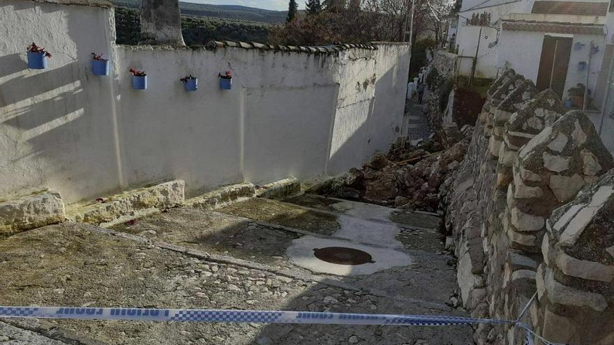 El derrumbe de un muro en Cabra deja al descubierto parte del trazado de la muralla de la Villa