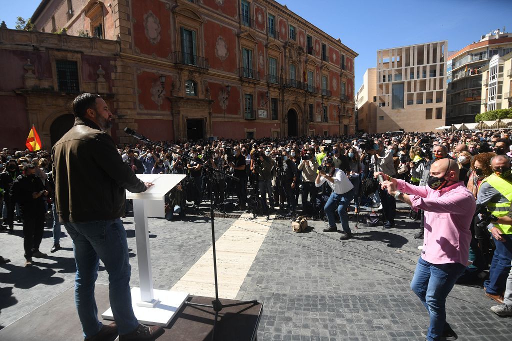 La plaza de la Catedral de Murcia se abarrota para recibir a Abascal