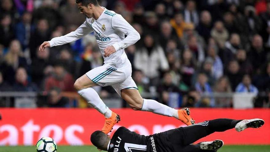 Cristiano Ronaldo supera al portero de la Real Sociedad, Rulli, en el partido de ayer en el Bernabéu.