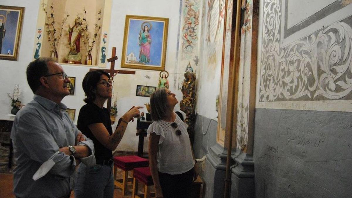 El alcalde de Alcalà comprobó los grafitis del interior de la ermita de Santa Llúcia.   | MEDITERRÁNEO