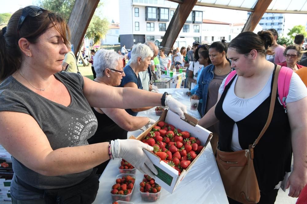 La fiestas del barrio repartieron 100 kilogramos de fruta entre las decenas de personas que disfrutaron de la tarde soleada en el parque.