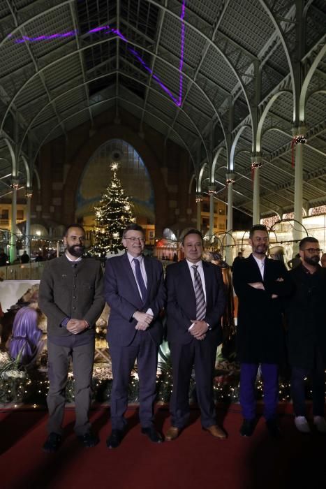 Primer día del árbol de Navidad, pista de patinaje sobre hielo y el tiovivo del ayuntamiento