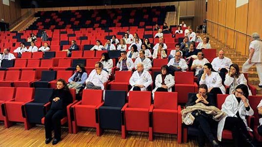 Un grupo de médicos del HUCA, durante una asamblea.