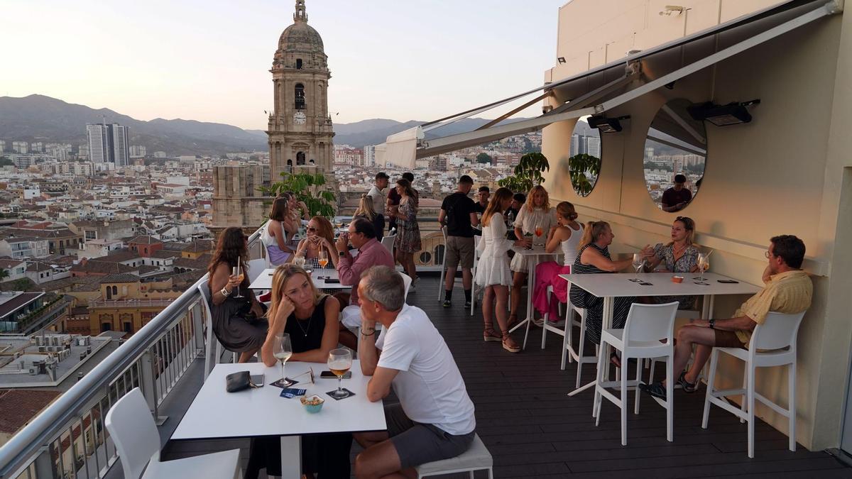 Numerosas personas disfrutan de una terraza en el centro de Málaga.