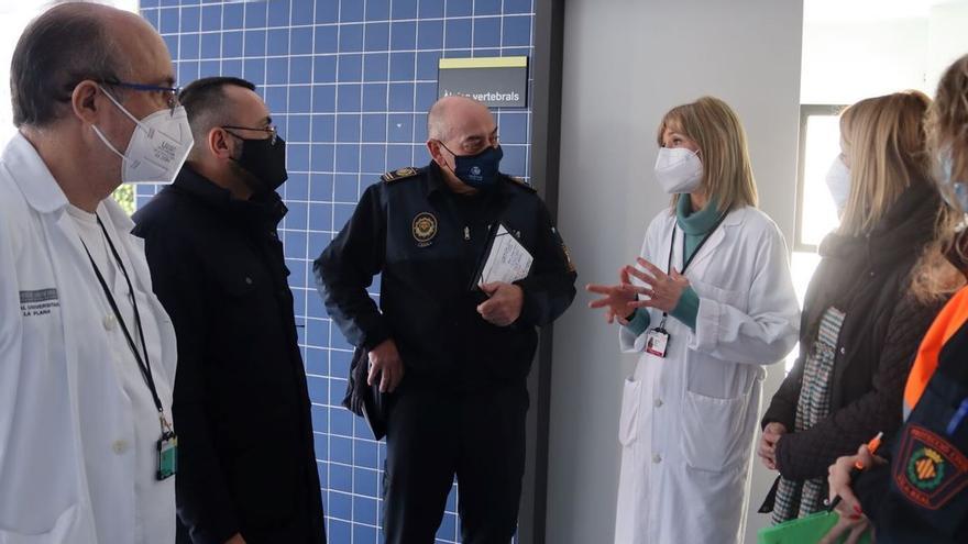 El alcalde de Vila-real, José Benlloch, se ha reunido con integrantes de la Policía Local, Protección Civil y responsables sanitarios para coordinar la jornada de vacunación especial del sábado en el Hospital de la Plana.