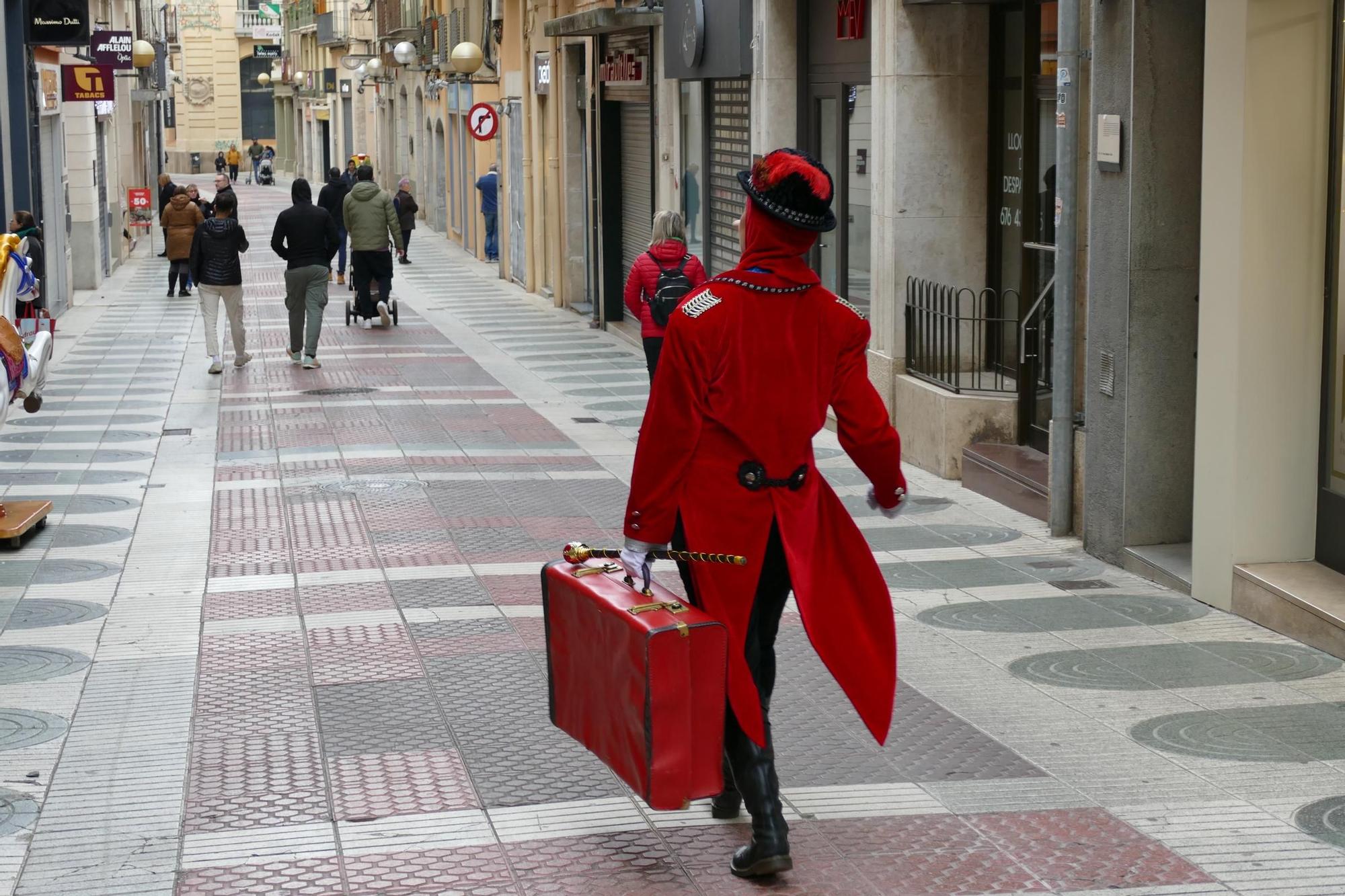 La Dona dels Nassos passeja pel centre de Figueres