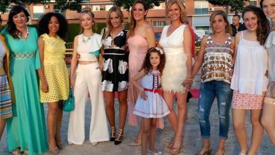 Era la primera vez que se hacía y tuvo un gran éxito. La pasarela de moda celebrada en torno a las 20.00 horas del pasado viernes en la Feria «A pie de calle» ,organizada por CAdA Alaquàs, fue un gran reclamo y mostró la moda que ofrecen los comercios locales como Top Queens, cuya propietaria, María José Benítez, se atrevió a subir a la pasarela junto al resto de modelos para enseñar las últimas tendencias en moda femenina.