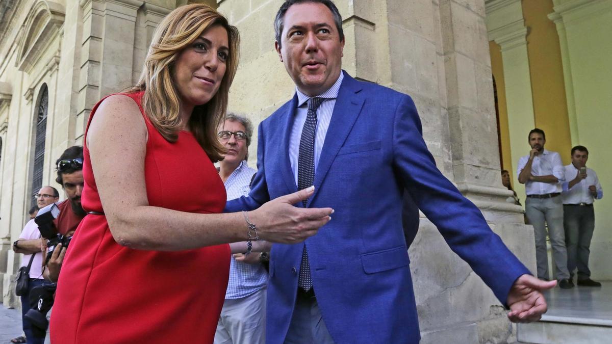 La presidenta de la Junta de Andalucía, Susana Díaz, es recibida en la puerta del Ayuntamiento de Sevilla por el alcalde, el socialista Juan Espadas. / José Luis Montero