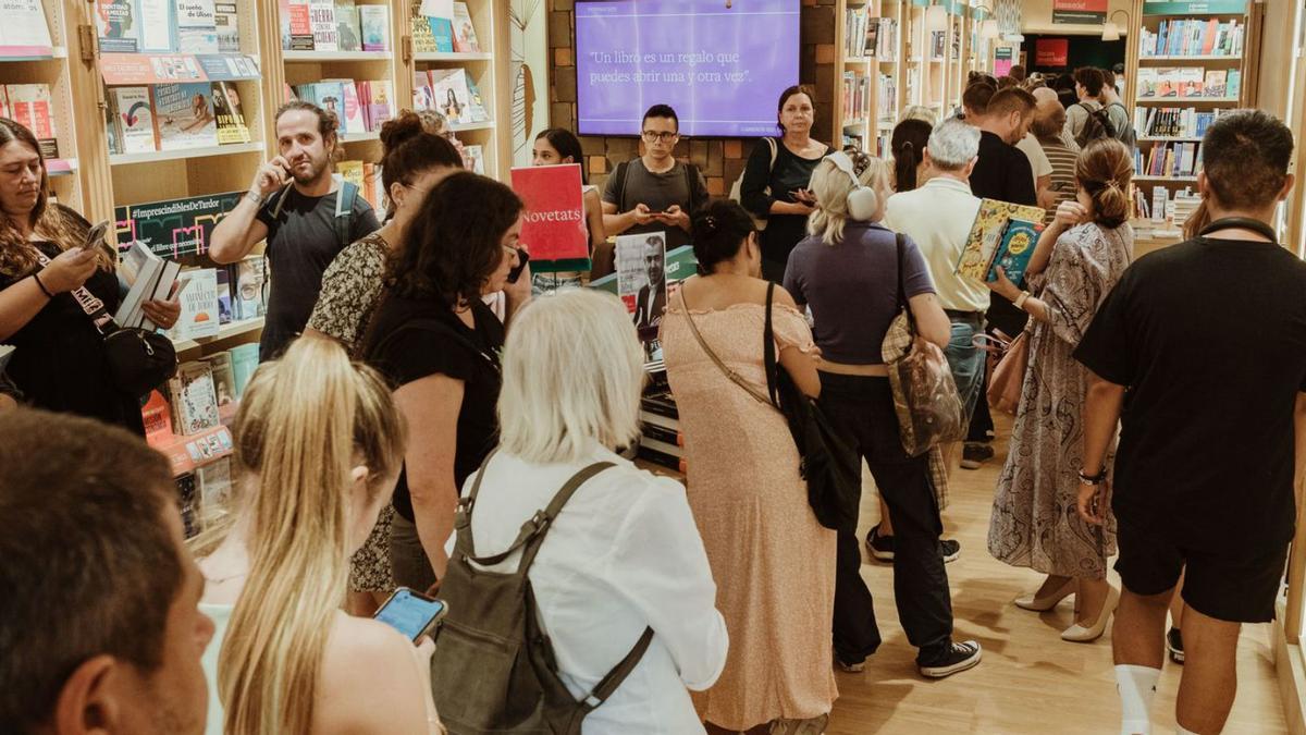 Colas en una librería de Palma de ciudadanos para obtener vales de descuento.