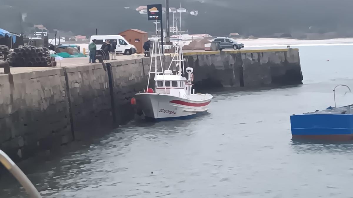 Imagen del pesquero 'El ladrón de Bagdad', amarrado al muelle de Laxe.