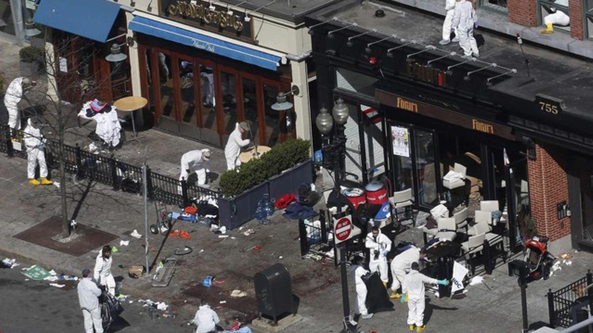 Investigadores policiales siguen buscando pruebas este miércoles, dos días después de los atentados de Boston.