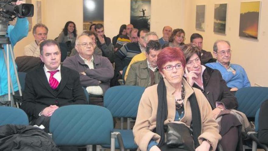 Arriba, asistentes a la conferencia.    A la derecha, Rosa Menéndez López, durante su intervención.