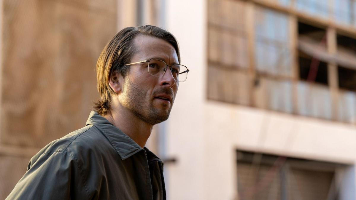 Glen Powell, en un fotograma de 'Hit man. Asesino por casualidad'