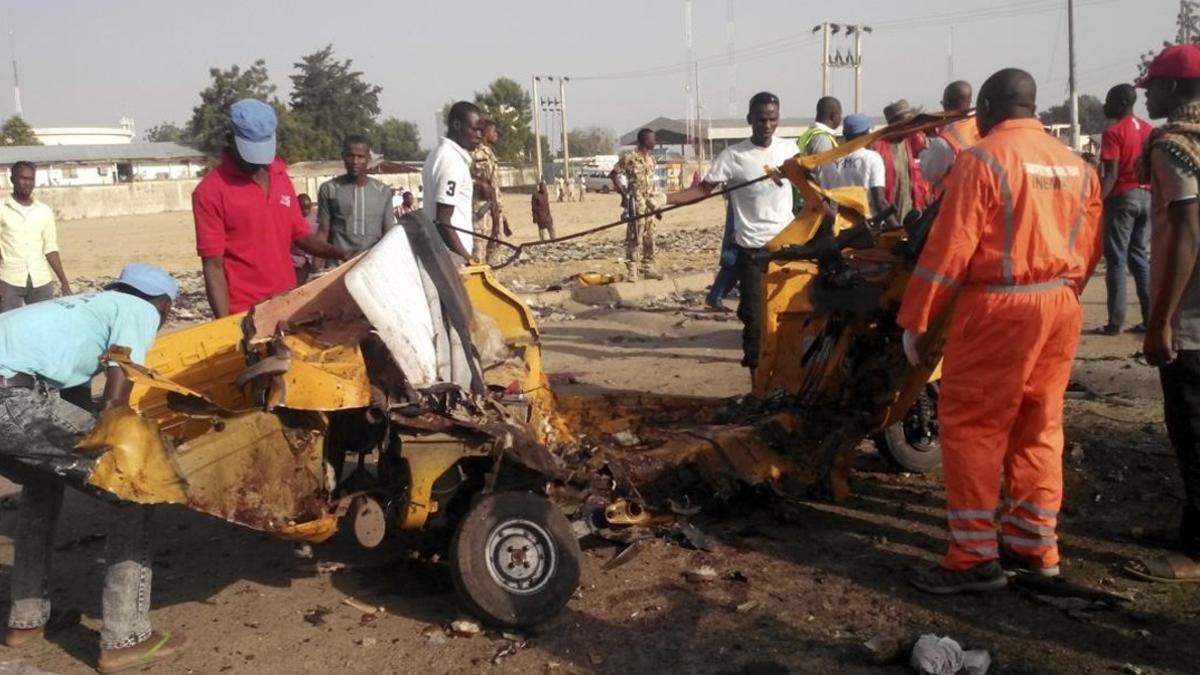 Varias personas retiran los restos de una explosión en Maiduguri (Nigeria), atribuida a Boko Haram, el 29 de octubre.