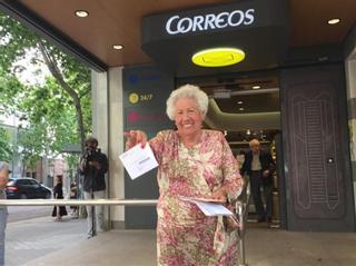 Así es Charito, la abuela-política de 95 años: gravar al turista y cuentas en pesetas