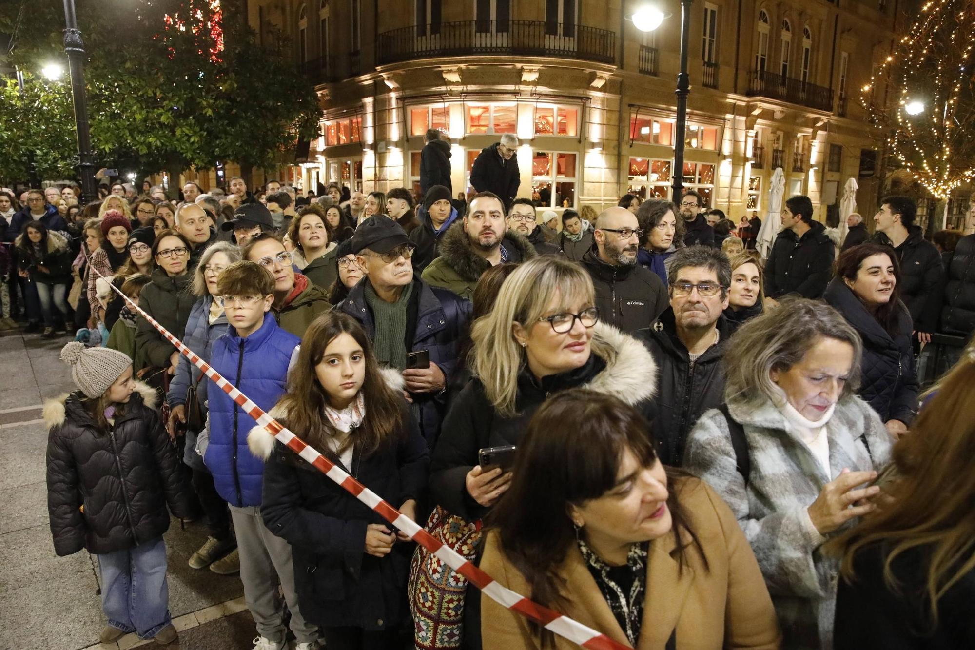 El centro de Gijón, a rebosar para disfrutar de la decoración de Navidad (en imágenes)