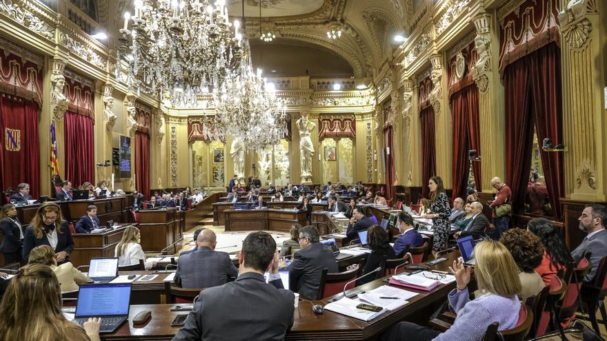 El Parlament pide a Sánchez que aplique el descuento de residente en los chárter para la final de la Copa del Rey en Sevilla