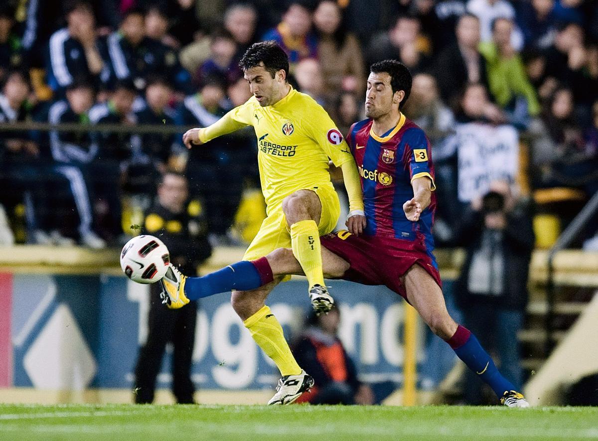  Busquets recupera un balón ante Rossi en el Madrigal en partido de liga contra el Villarreal, en abril de 2011.