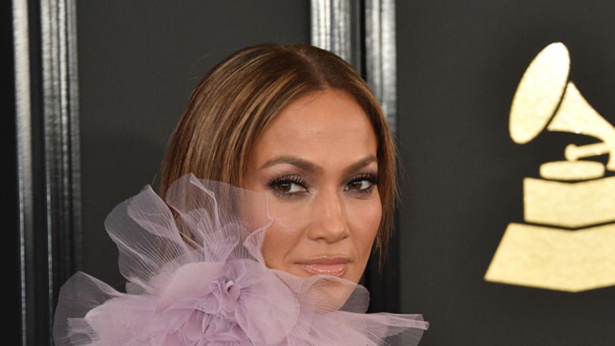 Detalle del cuello de Jennifer López con vestido de Ralph and Russo en los Grammy 2017