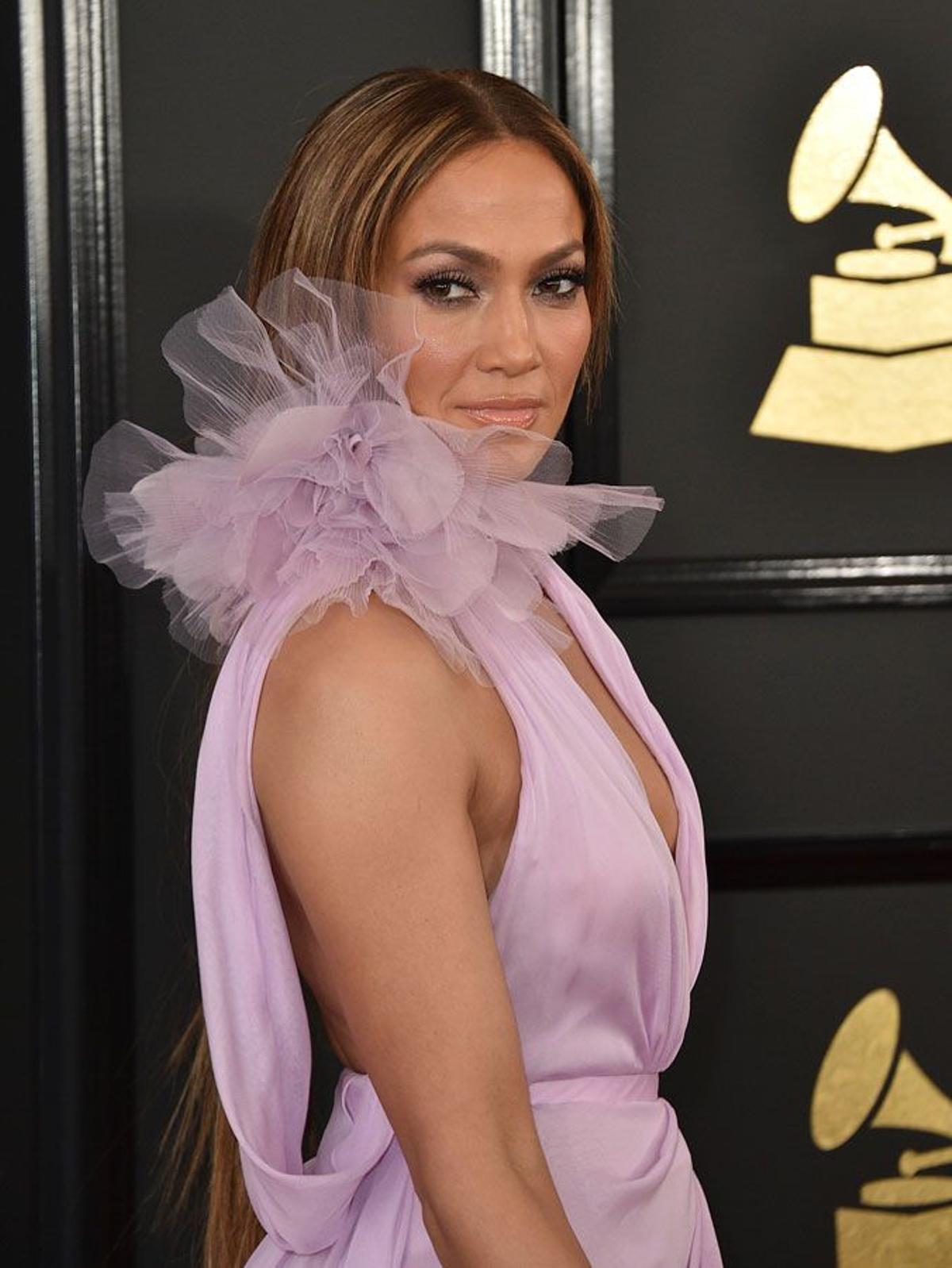 Detalle del cuello de Jennifer López con vestido de Ralph and Russo en los Grammy 2017