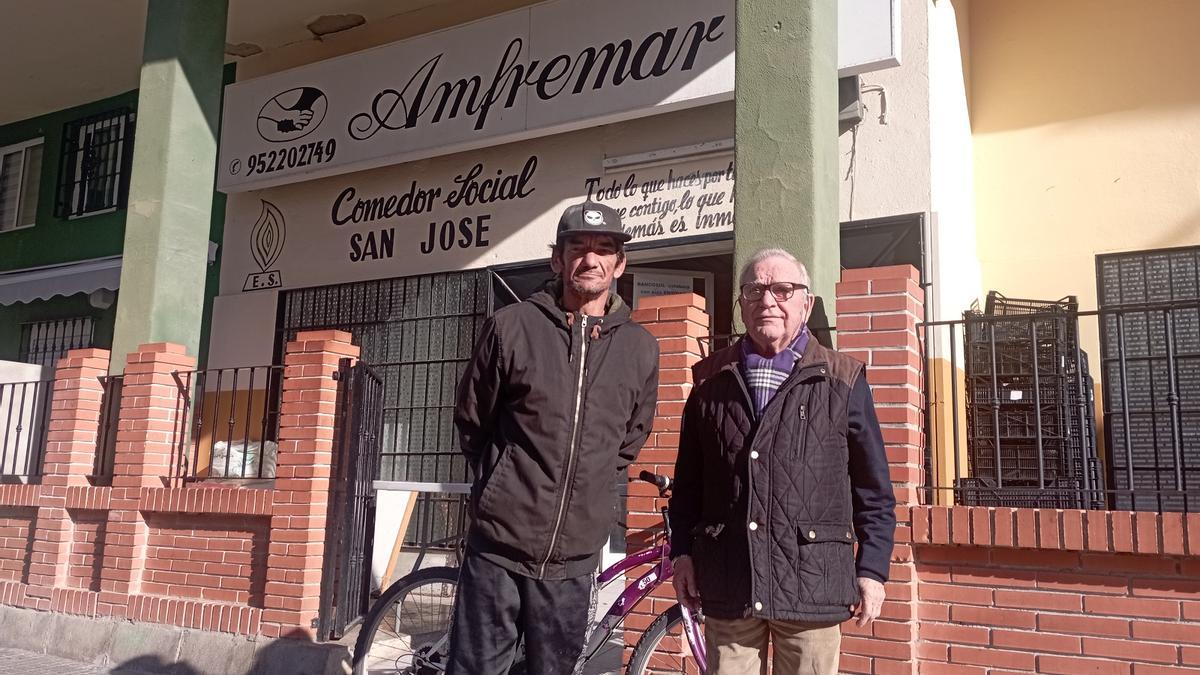 Fernando Gutiérrez, a la derecha, con un usuario del comedor social de Amfremar hace unos días, delante de uno de los locales en alquiler.