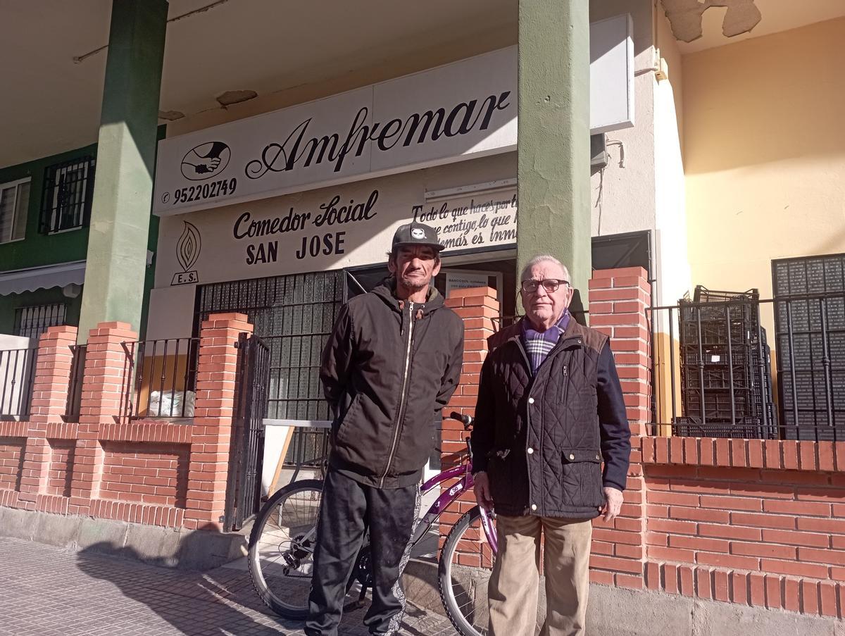 Fernando Gutiérrez, a la derecha, con un usuario del comedor social de Amfremar hace unos días, delante de uno de los locales en alquiler.