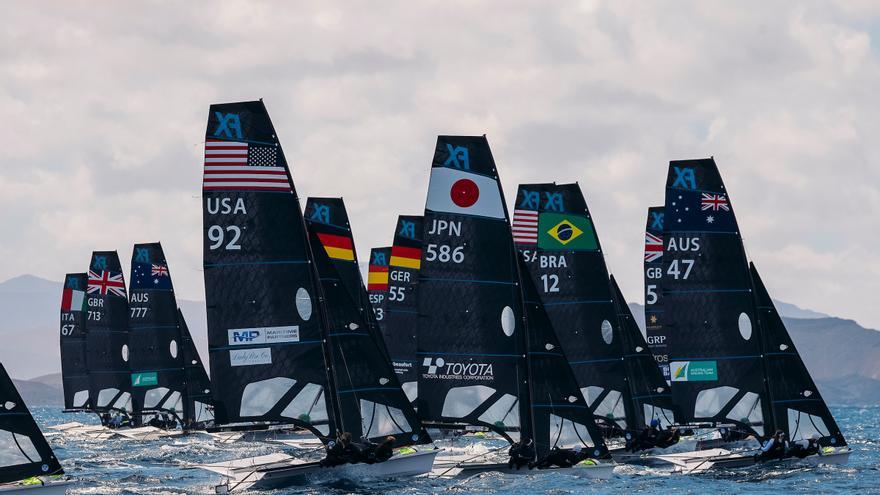 El viento y la estrategia marcan el inicio del mundial de la élite de 49er y FX, que promete emociones fuertes hasta la última manga