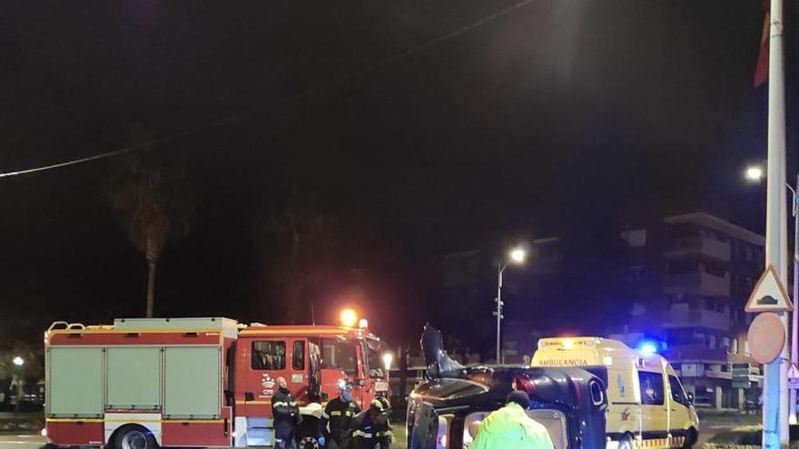 Vuelca un vehículo en la rotonda de la estación de Don Benito