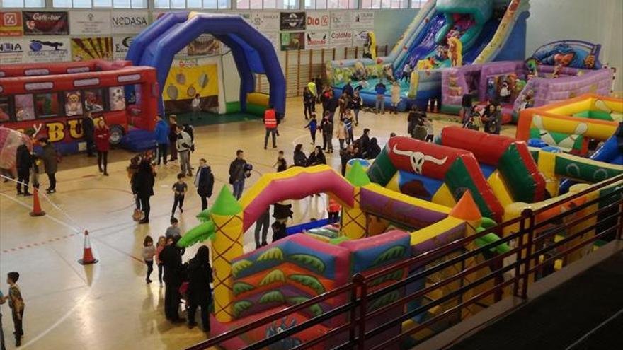 Más de 120 niños disfrutan del parque infantil en el pabellón