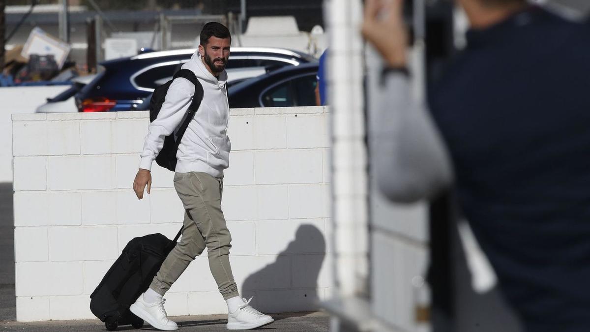 Gayà, a su llegada ayer a la ciudad Deportiva del Valencia CF, en Paterna, procedente de Manises.  | F. CALABUIG