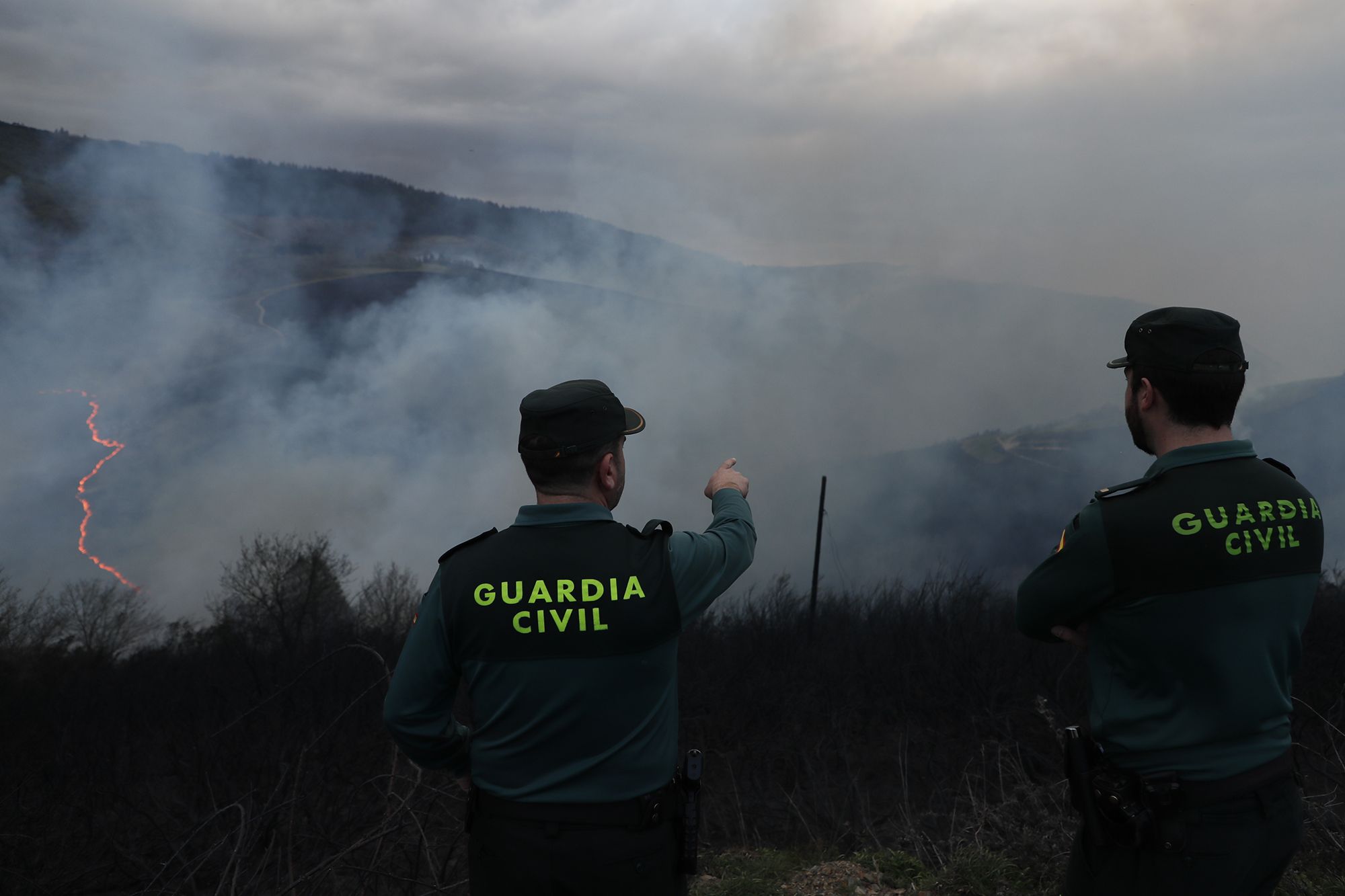 El viento alimenta la primera ola de incendios del año en Galicia en Baleira