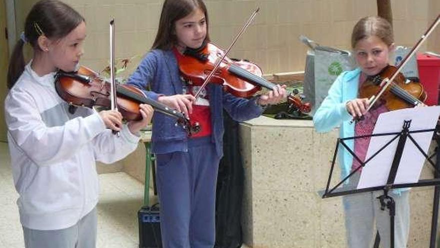 Actuación de los alumnos del colegio Cabada Vázquez.