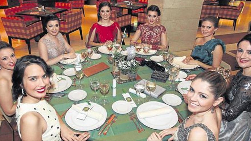 Cena oficial de la reina carolina a los 19 sectores