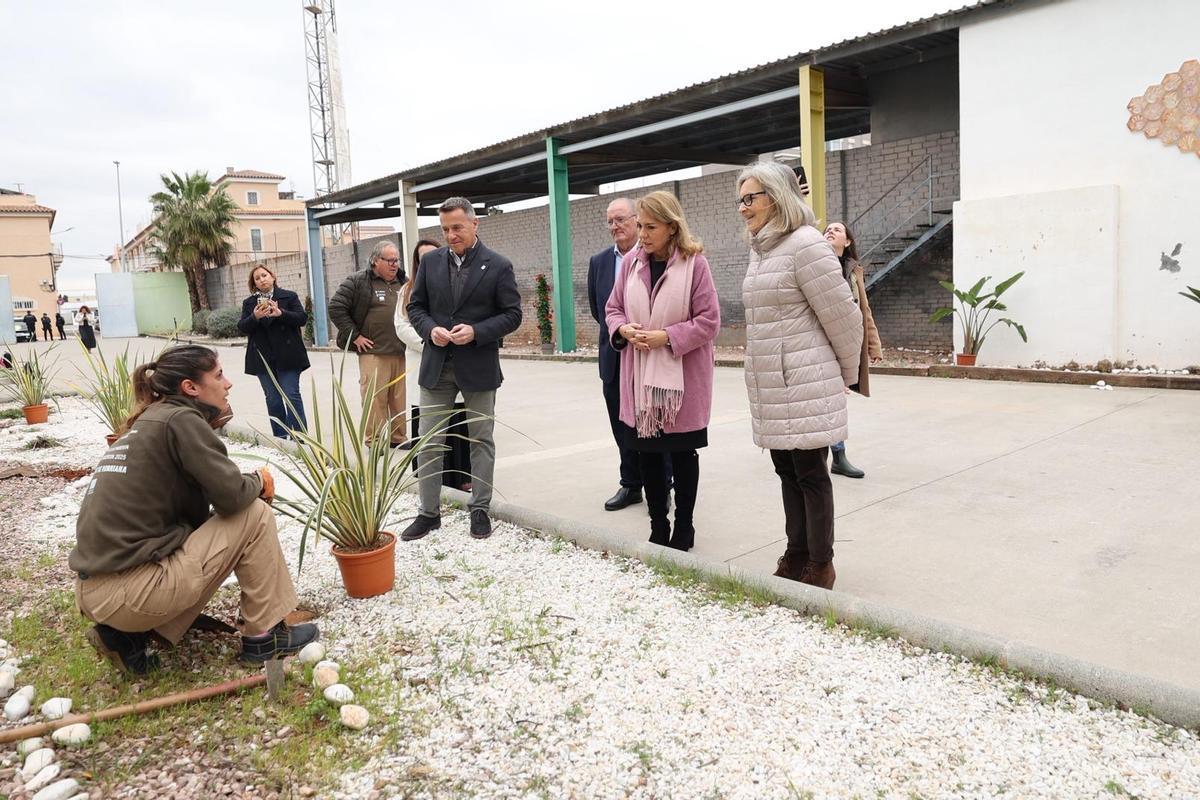 Foto de la visita de Susana Camarero al taller de empleo en Burriana.