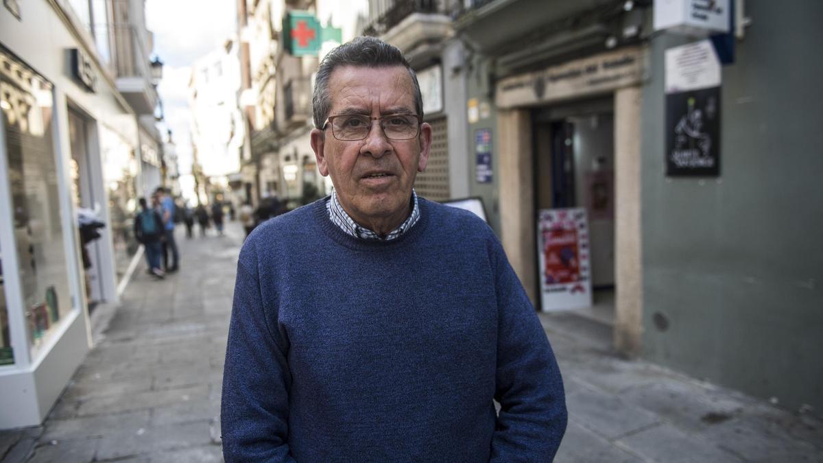 Andrés García Corbacho, presidente de la Asociación de Vecinos Zona Centro, en la calle Pintores de Cáceres.