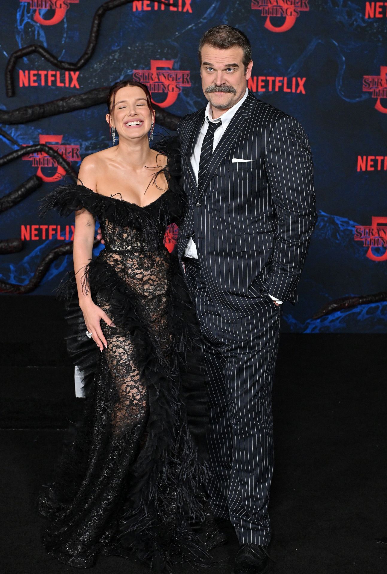 Millie Bobby Brown y David Harbour posando juntos desmintiendo las últimas noticias