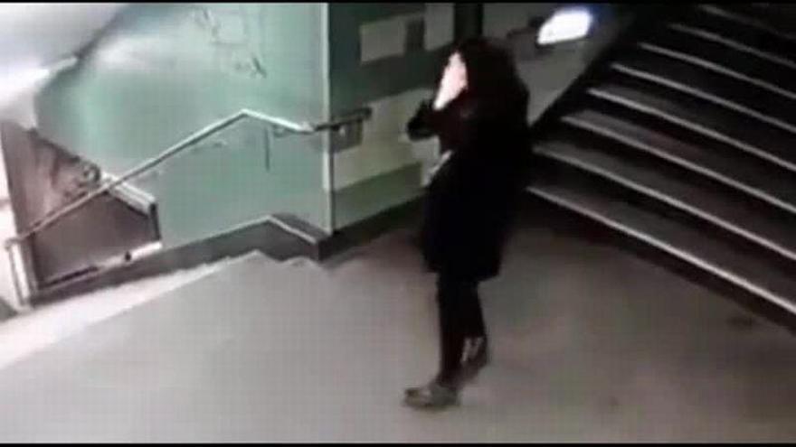 La policía investiga la agresión a una mujer empujada en las escaleras del metro de Berlín