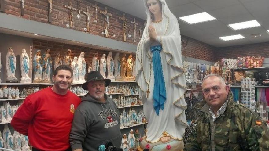 Iván Rodríguez, Elías Rodríguez y Benigno Maújo, con la imagen. | LNE